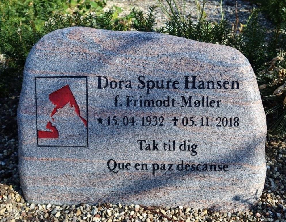 urnesten med lang inskription på kirkegård i Nordsjælland
